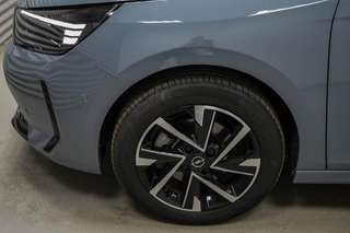 Schräge Frontansicht auf einen Opel Corsa , freigestellt