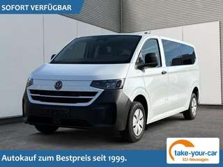 Schräge Frontansicht auf einen Volkswagen Caravelle , freigestellt