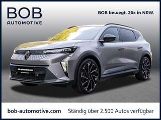 Schräge Frontansicht auf einen Renault Scenic E-TECH , freigestellt