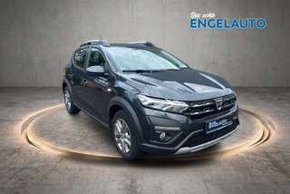 Schräge Frontansicht auf einen Dacia Sandero , freigestellt