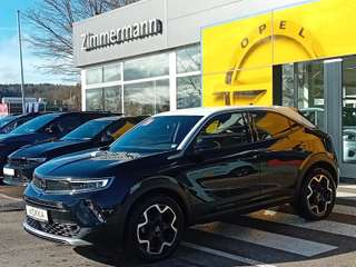 Schräge Frontansicht auf einen Opel Mokka , freigestellt