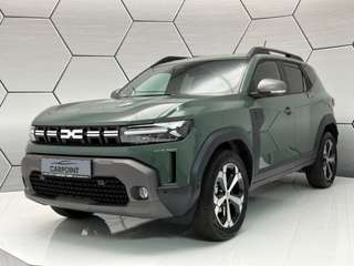 Schräge Frontansicht auf einen Dacia Duster , freigestellt