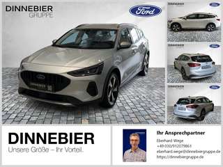 Schräge Frontansicht auf einen Ford Focus , freigestellt