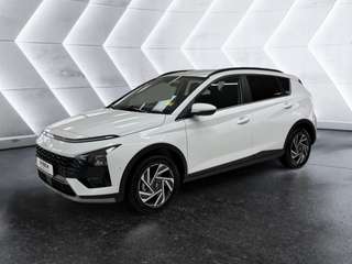 Schräge Frontansicht auf einen Hyundai Bayon , freigestellt