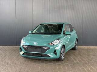 Schräge Frontansicht auf einen Hyundai i10 , freigestellt