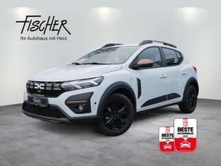 Schräge Frontansicht auf einen Dacia Sandero , freigestellt