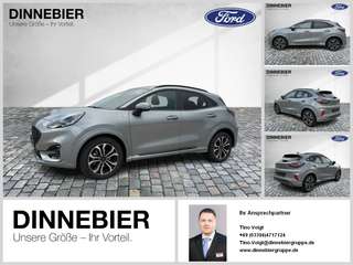 Schräge Frontansicht auf einen Ford Puma , freigestellt