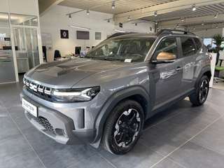 Schräge Frontansicht auf einen Dacia Duster , freigestellt