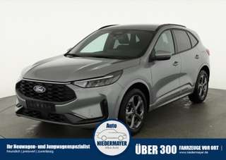 Schräge Frontansicht auf einen Ford Kuga , freigestellt