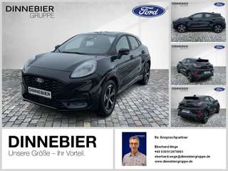 Schräge Frontansicht auf einen Ford Puma , freigestellt