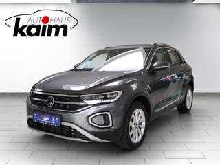 Schräge Frontansicht auf einen Volkswagen T-Roc , freigestellt
