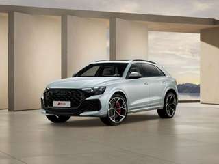 Schräge Frontansicht auf einen Audi RS Q8 , freigestellt