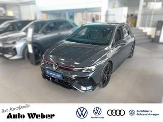 Schräge Frontansicht auf einen Volkswagen Golf , freigestellt