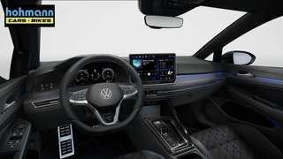 Schräge Frontansicht auf einen Volkswagen Golf , freigestellt