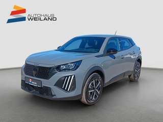 Schräge Frontansicht auf einen Peugeot 2008 , freigestellt