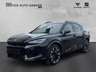 Schräge Frontansicht auf einen CUPRA Formentor , freigestellt