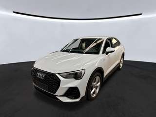 Schräge Frontansicht auf einen Audi Q3 , freigestellt