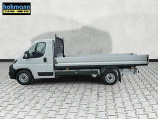Schräge Frontansicht auf einen Fiat Ducato , freigestellt