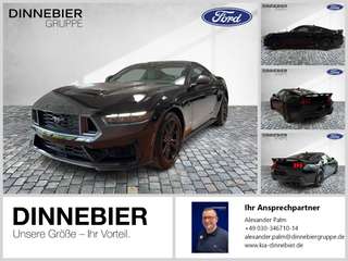 Schräge Frontansicht auf einen Ford Mustang , freigestellt