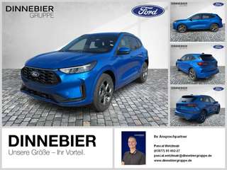 Schräge Frontansicht auf einen Ford Kuga , freigestellt