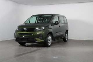 Schräge Frontansicht auf einen Opel Combo Life , freigestellt