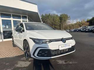 Schräge Frontansicht auf einen Volkswagen Golf , freigestellt