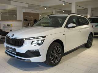 Schräge Frontansicht auf einen Skoda Kamiq , freigestellt