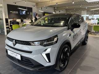Schräge Frontansicht auf einen Renault Captur , freigestellt