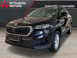 Schräge Frontansicht auf einen Skoda Karoq , freigestellt