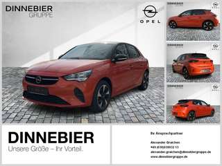 Schräge Frontansicht auf einen Opel Corsa , freigestellt