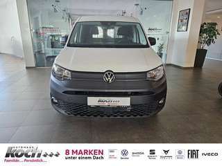 Schräge Frontansicht auf einen Volkswagen Caddy , freigestellt