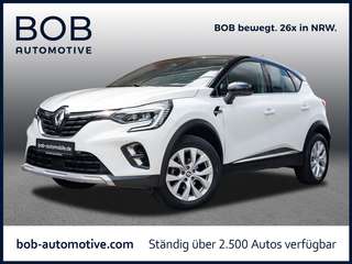 Schräge Frontansicht auf einen Renault Captur , freigestellt
