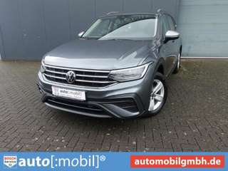 Schräge Frontansicht auf einen Volkswagen Tiguan Allspace , freigestellt