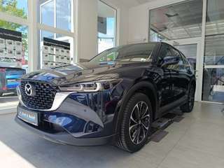Schräge Frontansicht auf einen Mazda CX-5 , freigestellt