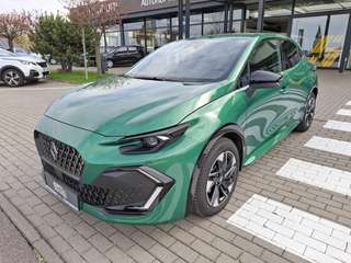 Schräge Frontansicht auf einen Renault Clio , freigestellt