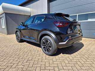 Schräge Frontansicht auf einen Nissan JUKE , freigestellt