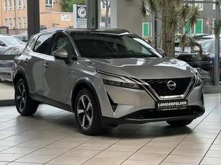 Schräge Frontansicht auf einen Nissan Qashqai , freigestellt