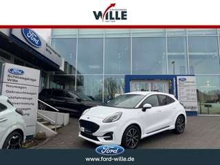 Schräge Frontansicht auf einen Ford Puma , freigestellt