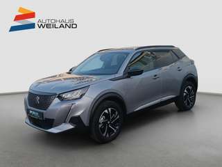 Schräge Frontansicht auf einen Peugeot 2008 , freigestellt