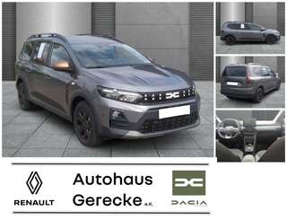 Schräge Frontansicht auf einen Dacia Jogger , freigestellt