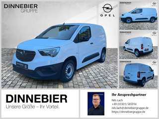 Schräge Frontansicht auf einen Opel Combo , freigestellt