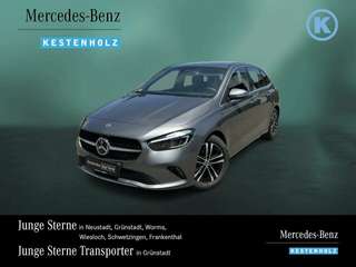Schräge Frontansicht auf einen Mercedes-Benz B-Klasse , freigestellt