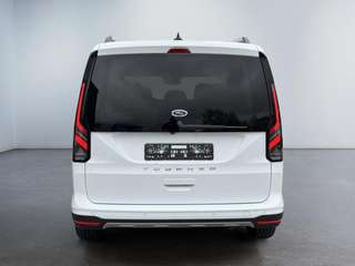 Schräge Frontansicht auf einen Ford Grand Tourneo , freigestellt