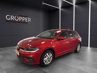 Schräge Frontansicht auf einen Volkswagen Polo , freigestellt