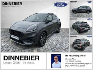 Schräge Frontansicht auf einen Ford Puma , freigestellt