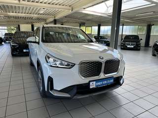 Schräge Frontansicht auf einen BMW iX1 , freigestellt