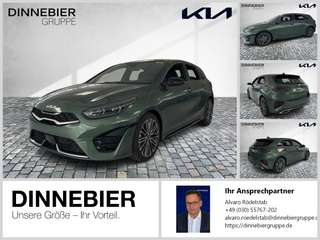 Schräge Frontansicht auf einen Kia cee'd , freigestellt