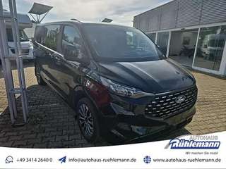 Schräge Frontansicht auf einen Ford Tourneo Custom , freigestellt