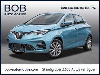 Schräge Frontansicht auf einen Renault ZOE , freigestellt