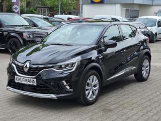 Schräge Frontansicht auf einen Renault Captur , freigestellt